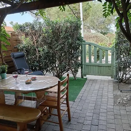 Jolie Maisonnette Dans Avec Piscine, Clim, Lave-linge, Lave-vaisselle Et Wifi