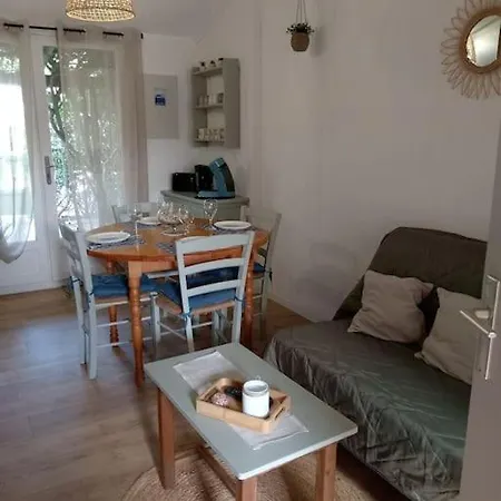 Jolie Maisonnette Dans Avec Piscine, Clim, Lave-linge, Lave-vaisselle Et Wifi