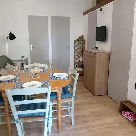 Holiday home Jolie Maisonnette Dans Calme Avec Piscine *
