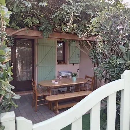 Holiday home Jolie Maisonnette Dans Calme Avec Piscine